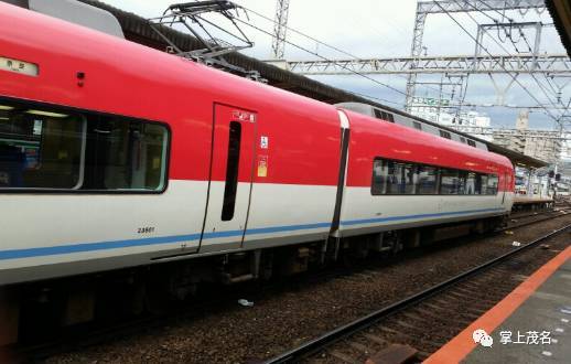 z384次列车是从长春到海口的,中途停靠在亳州站,就是在谯城区芍花路1