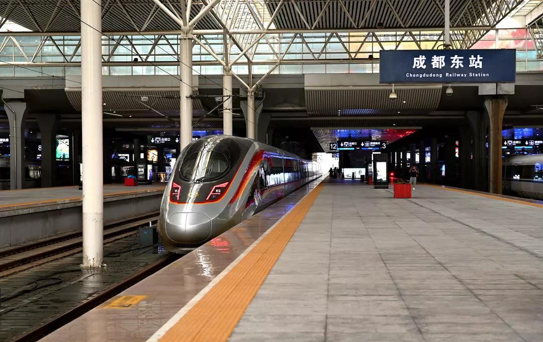 成都没有最大高铁站的原因是成都东站位于成华区,妥妥的市中心,对于特