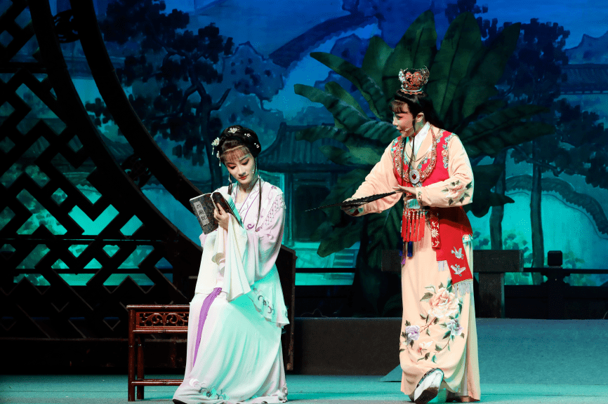 越剧流派介绍 毕派毕派由毕春芳创立毕春芳擅长演喜剧,她发声清脆且