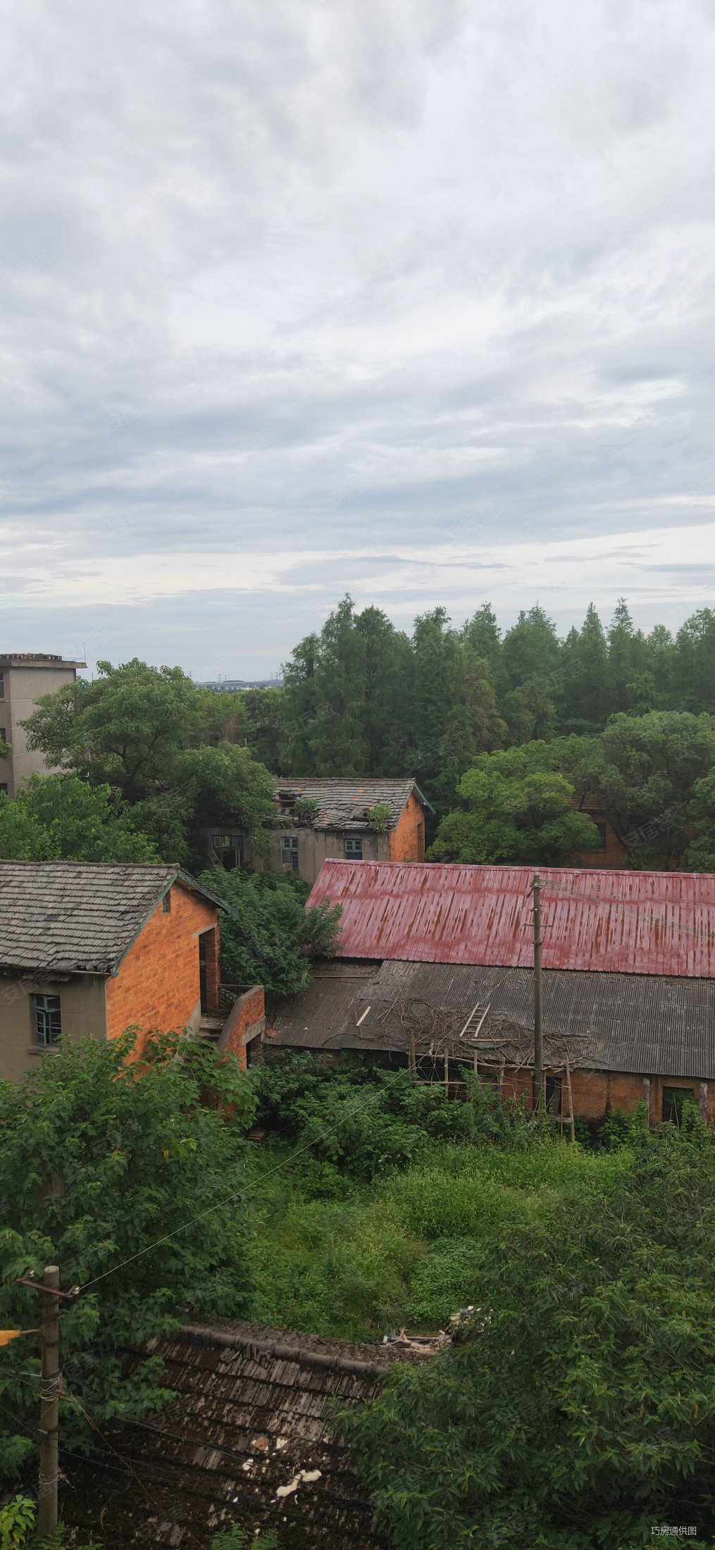 一个是昌北国际机场,一个是向塘军用机场,向塘机场位于南昌县向塘蝌