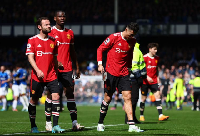 15,2022年c罗在曼联球队2009年,c罗以8千万英镑从曼联转会皇家马德里