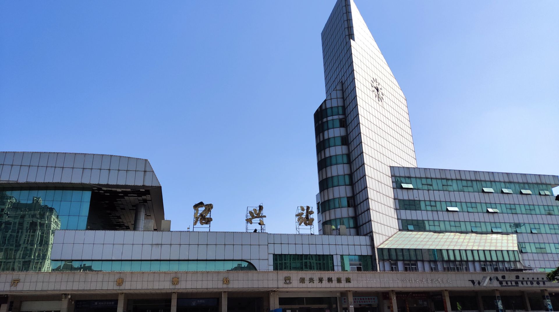 在浦沿站下车后,步行至浦沿客运中心站,大约需要10分钟在浦沿客运中心