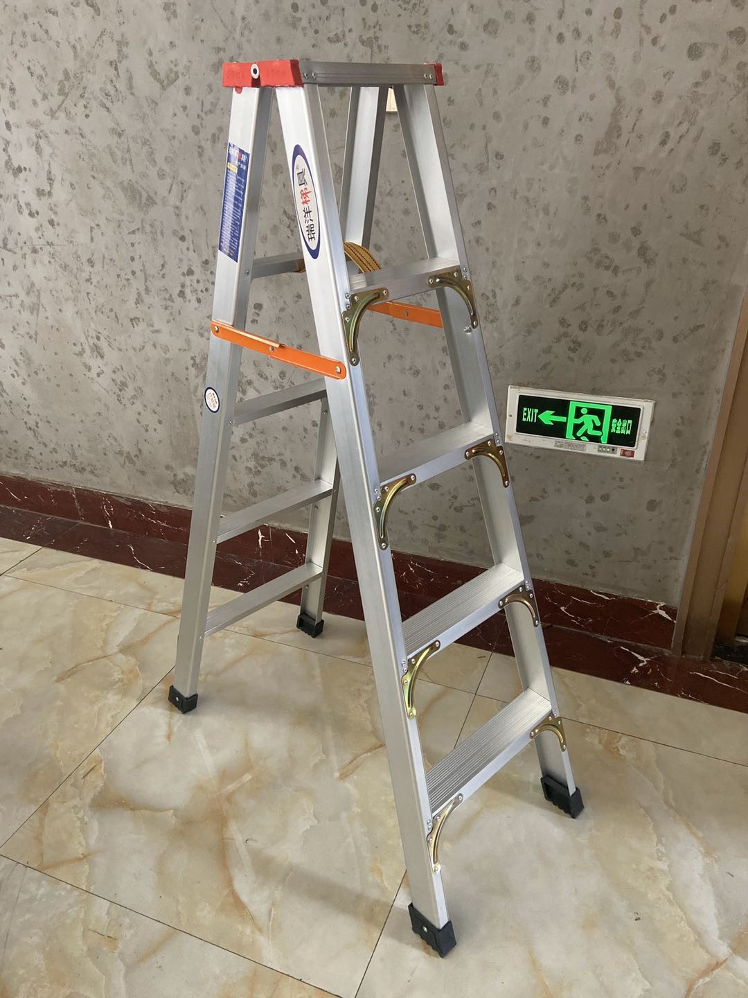 时或顶部踏板或踏棍踩踏表面向内延伸,并与顶帽的前下边缘垂线相交时