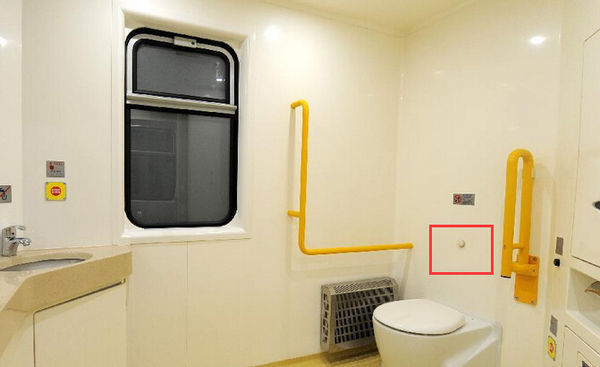 火车厕所在哪(绿皮火车上蹲厕冲水在哪图片)